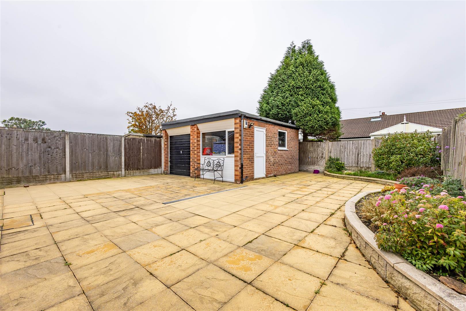 2 bed property in Poplar Close, Preston